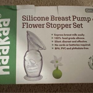 Aakaa Silicone Breast Pump with Green Flower Stopper